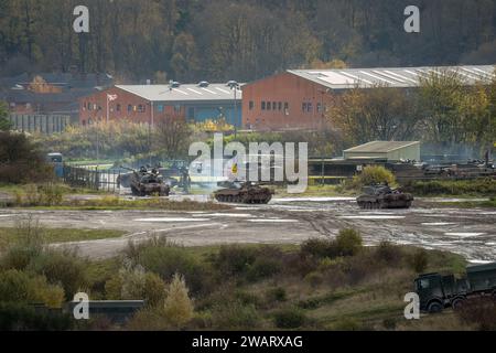 Ein Geschwader der britischen Armee FV4034 Challenger 2 II Hauptkampfpanzer, die von einer militärischen Übung zur Tidworth Garrison zurückkehren. Wilts UK Stockfoto