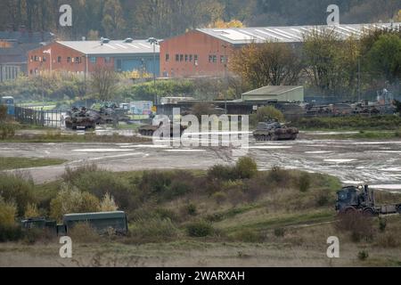 Ein Geschwader der britischen Armee FV4034 Challenger 2 II Hauptkampfpanzer, die von einer militärischen Übung zur Tidworth Garrison zurückkehren. Wilts UK Stockfoto