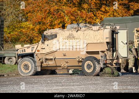 Nahaufnahme eines geschützten Patrouillenfahrzeugs der britischen Armee mit Foxhound Allradantrieb auf einer Militärübung, Wiltshire UK Stockfoto