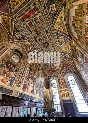 SIENA, ITALIEN - 23. SEPTEMBER 2023 - reich verzierte berühmte Piccolomini-Bibliothek in der Kathedrale von Siena in Italien Stockfoto