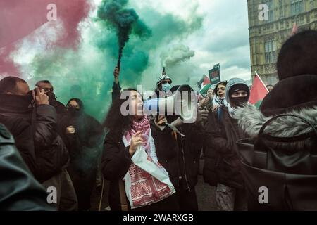 London Großbritannien. Januar 2024. Es leuchtet in den Farben der palästinensischen Flagge auf der Westminster Bridge, wo die Polizei den marsch der Freien Palästinensischen Koalition stoppte. Früher Griff die Polizei das PA-System auf, als sich die Free Palestine Coalition auf dem Birdcage Walk versammelte. Der Protest verlangte einen vollständigen, bedingungslosen Waffenstillstand in Gaza, das Vereinigte Königreich, um die Bewaffnung Israels zu beenden und die israelische Besetzung Palästinas zu beenden. Die Polizei versuchte, sie davon abzuhalten, Flugblätter auszuhändigen, und kettete später die Demonstranten und blockierte den Verkehr. Peter Marshall/Alamy Live News Stockfoto