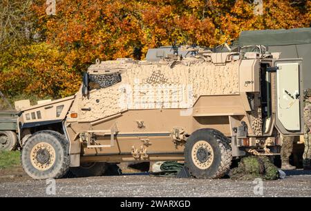 Nahaufnahme eines geschützten Patrouillenfahrzeugs der britischen Armee mit Foxhound Allradantrieb auf einer Militärübung, Wiltshire UK Stockfoto