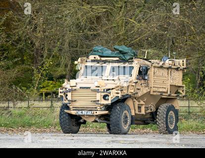 Nahaufnahme eines geschützten Patrouillenfahrzeugs der britischen Armee mit Foxhound Allradantrieb auf einer Militärübung, Wiltshire UK Stockfoto