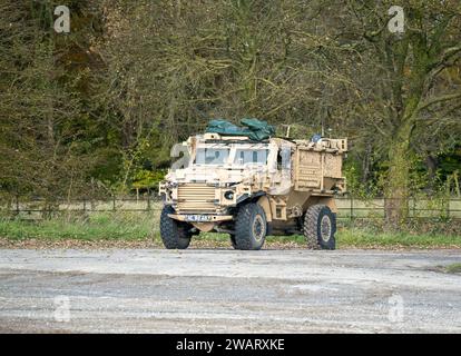 Nahaufnahme eines geschützten Patrouillenfahrzeugs der britischen Armee mit Foxhound Allradantrieb auf einer Militärübung, Wiltshire UK Stockfoto