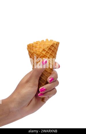 Die Hand der Frau hält leere Waffelkegel für Eis. Nahaufnahme, hochauflösendes Produkt Stockfoto