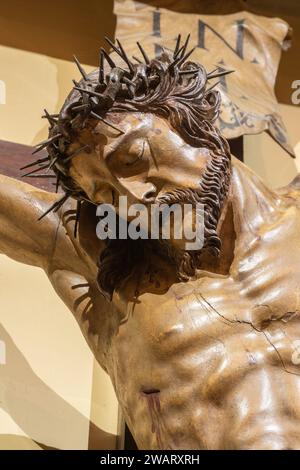 VICENZA, ITALIEN - 7. NOVEMBER 2023: Das Detail der geschnitzten polychromen Kreuzigungsstatue in der Kirche Chiesa di Santo Stefano von unbekanntem Künstler. Stockfoto