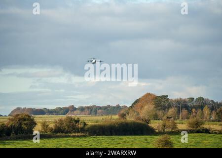 RAF Royal Air Force Airbus A400M Atlas Militärfrachtflugzeug auf einer Fallschirmübung mit niedrigem Fallschirm, Wilts UK Stockfoto