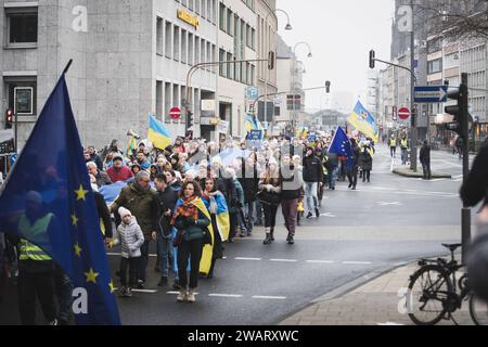 Demonstration Schützt Menschen - solidarisiert euch mit der Ukraine , 06.01.2024 Teilnehmer bei der Demonstration Demonstration Schützt Menschen - solidarisiert euch mit der Ukraine , 06.01.2024 Köln NRW Deutschland *** Demonstration Schützt Menschen solidarisiert euch mit der Ukraine , 06 01 2024 Teilnehmer an der Demonstration Schützt Menschen solidarisiert euch mit der Ukraine , 06 01 2024 Köln NRW Deutschland Copyright: xBEAUTIFULxSPORTS/Buriakovx Stockfoto