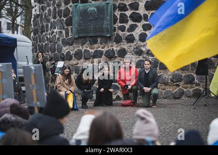 Demonstration Schützt Menschen - solidarisiert euch mit der Ukraine , 06.01.2024 Mona Neubaur Ministerin für Wirtschaft, Industrie, Klimaschutz und Energie, Nathanael Liminski Minister für Bundes- und Europaangelegenheiten, Chef der Staatskanzlei des Landes Nordrhein-Westfallen, Christian Joisten SPD bei der Demonstration. Demonstration Schützt Menschen - solidarisiert euch mit der Ukraine , 06.01.2024 Köln NRW Deutschland *** Demonstration Schützt Menschen solidarisiert euch mit der Ukraine , 06 01 2024 Mona Neubaur Ministerin für Wirtschaft, Industrie, Klimaschutz und Energie , Nat Stockfoto