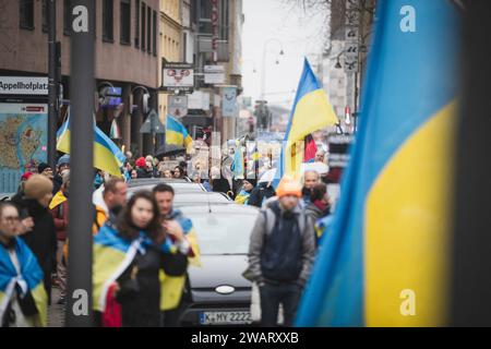 Demonstration Schützt Menschen - solidarisiert euch mit der Ukraine , 06.01.2024 Teilnehmer bei der Demonstration Demonstration Schützt Menschen - solidarisiert euch mit der Ukraine , 06.01.2024 Köln NRW Deutschland *** Demonstration Schützt Menschen solidarisiert euch mit der Ukraine , 06 01 2024 Teilnehmer an der Demonstration Schützt Menschen solidarisiert euch mit der Ukraine , 06 01 2024 Köln NRW Deutschland Copyright: xBEAUTIFULxSPORTS/Buriakovx Stockfoto