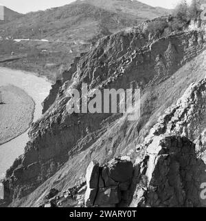 Erodierte Bergseite im Komitat Vrancea, Rumänien, ca. 1978. Stockfoto