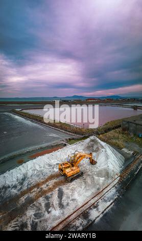 Antenne Panoramablick drone Ansicht von Burgas Salinen Stadtbild an sunse. Saline Industrie. Stockfoto