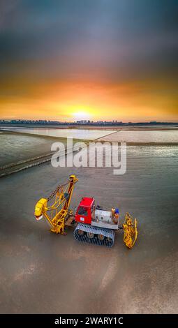 Antenne Panoramablick drone Ansicht von Burgas Salinen Stadtbild an sunse. Saline Industrie. Stockfoto