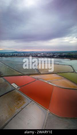 Antenne Panoramablick drone Ansicht von Burgas Salinen Stadtbild an sunse. Saline Industrie. Stockfoto