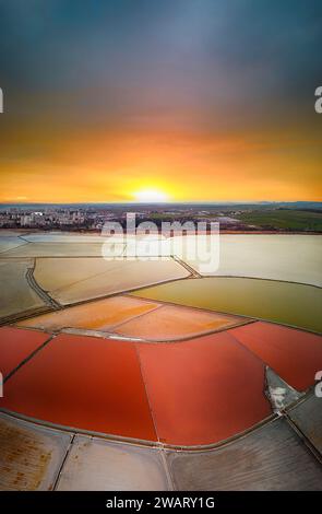 Antenne Panoramablick drone Ansicht von Burgas Salinen Stadtbild an sunse. Saline Industrie. Stockfoto