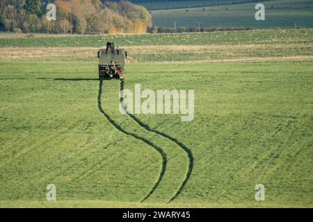 Britische Armee MAN SX 6x6-Tieflader mit Kran auf einem grünen Grasfeld, die CDS-Paletten von einem Fallschirmfallen holen. Wilts UK Stockfoto