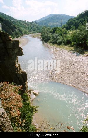 Vrancea County, Rumänien, ca. 1995. Blick auf den Fluss Putna im Sommer. Stockfoto