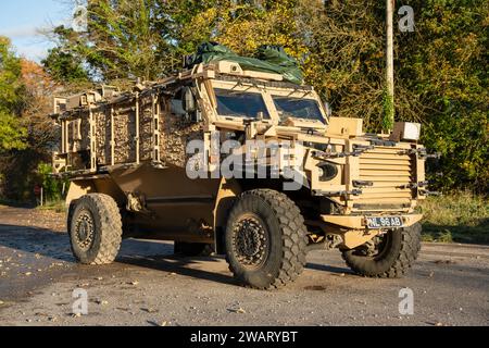 Nahaufnahme eines geschützten Patrouillenfahrzeugs der britischen Armee mit Foxhound Allradantrieb auf einer Militärübung, Wiltshire UK Stockfoto