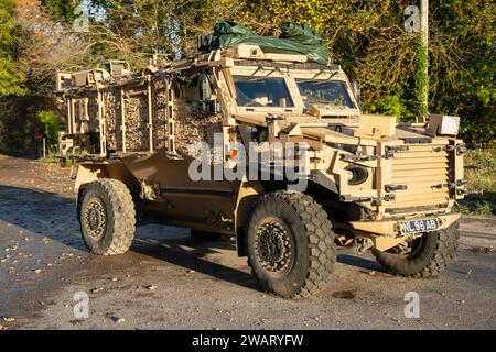 Nahaufnahme eines geschützten Patrouillenfahrzeugs der britischen Armee mit Foxhound Allradantrieb auf einer Militärübung, Wiltshire UK Stockfoto