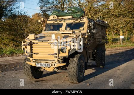 Nahaufnahme eines geschützten Patrouillenfahrzeugs der britischen Armee mit Foxhound Allradantrieb auf einer Militärübung, Wiltshire UK Stockfoto