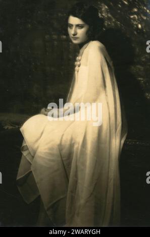 Porträt einer jungen Frau in einem großen weißen Kleid, Italien 1920er Jahre Stockfoto
