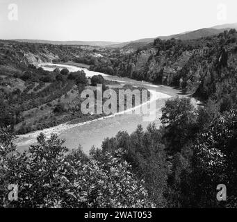 Vrancea County, Rumänien, ca. 1977. Blick auf den Fluss Putna und seine Schlucht im Sommer. Stockfoto