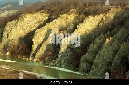 Vrancea County, Rumänien, ca. 1995. Blick auf den Fluss Putna und seine Schlucht im Winter. Stockfoto