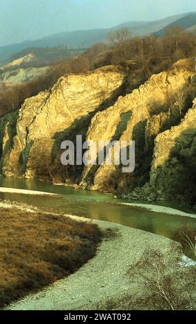 Vrancea County, Rumänien, ca. 1995. Blick auf den Fluss Putna und seine Schlucht im Winter. Stockfoto