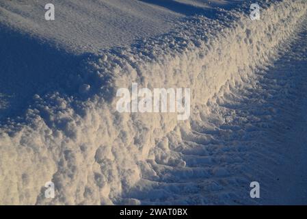 Die Straße wurde im Schnee ausgegraben. Stockfoto