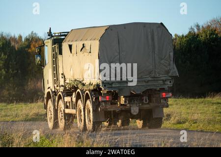 Ein niederländischer (niederländischer) Scania Utility 8x8 Truck in Aktion bei einer militärischen Übung Stockfoto