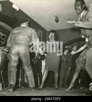 Amerikanische Tänzerin Ann Moon, afro-kubanische Tänzerin auf einer Party, 1950er Stockfoto