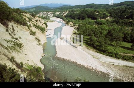 Vrancea County, Rumänien, ca. 1977. Blick auf das Tal des Flusses Putna, mit der alten Holzbrücke zum Dorf Poduri. Stockfoto