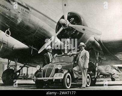 FIAT 500 Topolino Auto neben einem Flugzeug der US Mail American Airlines auf dem Runaway, USA 1930er Jahre Stockfoto