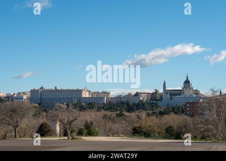 Panoramablick auf die Skyline von Madrid vom Casa del Campo Park Stockfoto