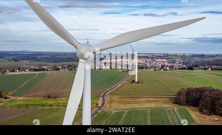 Striegistal - Windräder drehen sich in Mittelsachsen 05.01.2024 gegen 11,30 Uhr Striegistal OT Etzdorf im Foto: Windräder stehen auf einem Feld in Etzdorf, Ortsteil von Striegistal im Kreis Mittelsachsen, Sachsen Drohnenaufnahme Striegistal Etzdorf Sachsen Deutschland *** Striegistal Windturbinen drehen in Mittelsachsen 05 01 2024 um 11 30 Uhr Striegistal AT Etzdorf im Foto stehen Windräder auf einem Feld in Etzdorf, Landkreis Striegistal im Landkreis Mittelsachsen, Sachsen Drohne Schuss Striegistal Etzdorf Sachsen Deutschland Copyright: xEHLxMediax 240105 windrad-mittelsachs Stockfoto