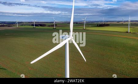 Striegistal - Windräder drehen sich in Mittelsachsen 05.01.2024 gegen 11,30 Uhr Striegistal OT Etzdorf im Foto: Windräder stehen auf einem Feld in Etzdorf, Ortsteil von Striegistal im Kreis Mittelsachsen, Sachsen Drohnenaufnahme Striegistal Etzdorf Sachsen Deutschland *** Striegistal Windturbinen drehen in Mittelsachsen 05 01 2024 um 11 30 Uhr Striegistal AT Etzdorf im Foto stehen Windräder auf einem Feld in Etzdorf, Landkreis Striegistal im Landkreis Mittelsachsen, Sachsen Drohne Schuss Striegistal Etzdorf Sachsen Deutschland Copyright: xEHLxMediax 240105 windrad-mittelsachs Stockfoto