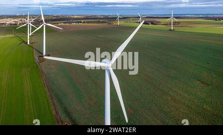 Striegistal - Windräder drehen sich in Mittelsachsen 05.01.2024 gegen 11,30 Uhr Striegistal OT Etzdorf im Foto: Windräder stehen auf einem Feld in Etzdorf, Ortsteil von Striegistal im Kreis Mittelsachsen, Sachsen Drohnenaufnahme Striegistal Etzdorf Sachsen Deutschland *** Striegistal Windturbinen drehen in Mittelsachsen 05 01 2024 um 11 30 Uhr Striegistal AT Etzdorf im Foto stehen Windräder auf einem Feld in Etzdorf, Landkreis Striegistal im Landkreis Mittelsachsen, Sachsen Drohne Schuss Striegistal Etzdorf Sachsen Deutschland Copyright: xEHLxMediax 240105 windrad-mittelsachs Stockfoto