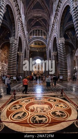 SIENA, ITALIEN - 23. SEPTEMBER 2023 - einzigartige Marmoreinlagen auf dem Boden der Kathedrale von Siena in Italien Stockfoto