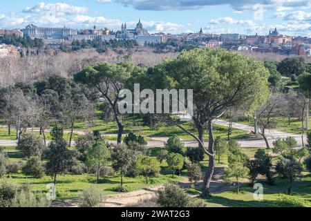 Panoramablick auf die Skyline von Madrid vom Casa del Campo Park Stockfoto