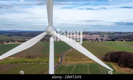 Striegistal - Windräder drehen sich in Mittelsachsen 05.01.2024 gegen 11,30 Uhr Striegistal OT Etzdorf im Foto: Windräder stehen auf einem Feld in Etzdorf, Ortsteil von Striegistal im Kreis Mittelsachsen, Sachsen Drohnenaufnahme Striegistal Etzdorf Sachsen Deutschland *** Striegistal Windturbinen drehen in Mittelsachsen 05 01 2024 um 11 30 Uhr Striegistal AT Etzdorf im Foto stehen Windräder auf einem Feld in Etzdorf, Landkreis Striegistal im Landkreis Mittelsachsen, Sachsen Drohne Schuss Striegistal Etzdorf Sachsen Deutschland Copyright: xEHLxMediax 240105 windrad-mittelsachs Stockfoto