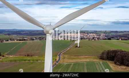 Striegistal - Windräder drehen sich in Mittelsachsen 05.01.2024 gegen 11,30 Uhr Striegistal OT Etzdorf im Foto: Windräder stehen auf einem Feld in Etzdorf, Ortsteil von Striegistal im Kreis Mittelsachsen, Sachsen Drohnenaufnahme Striegistal Etzdorf Sachsen Deutschland *** Striegistal Windturbinen drehen in Mittelsachsen 05 01 2024 um 11 30 Uhr Striegistal AT Etzdorf im Foto stehen Windräder auf einem Feld in Etzdorf, Landkreis Striegistal im Landkreis Mittelsachsen, Sachsen Drohne Schuss Striegistal Etzdorf Sachsen Deutschland Copyright: xEHLxMediax 240105 windrad-mittelsachs Stockfoto