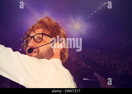 Motivationslautsprecher mit Headset, das auf der Bühne läuft Stockfoto