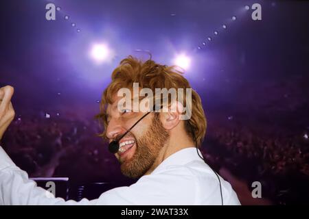 Motivationslautsprecher mit Headset, das auf der Bühne läuft Stockfoto