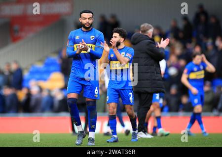 London, Großbritannien. Januar 2024. Ryan Johnson vom AFC Wimbledon applaudiert den Fans während des FA Cup 3rd Round Matches zwischen AFC Wimbledon und Ipswich Town am 6. Januar 2024 in Plough Lane, London, England. Foto von Carlton Myrie. Nur redaktionelle Verwendung, Lizenz für kommerzielle Nutzung erforderlich. Keine Verwendung bei Wetten, Spielen oder Publikationen eines einzelnen Clubs/einer Liga/eines Spielers. Quelle: UK Sports Pics Ltd/Alamy Live News Stockfoto