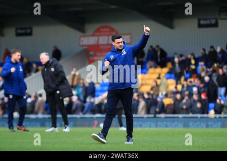 London, Großbritannien. Januar 2024. AFC Wimbledon Manager Johnnie Jackson applaudiert den Fans während des FA Cup 3rd Round Matches zwischen AFC Wimbledon und Ipswich Town am 6. Januar 2024 in Plough Lane, London, England. Foto von Carlton Myrie. Nur redaktionelle Verwendung, Lizenz für kommerzielle Nutzung erforderlich. Keine Verwendung bei Wetten, Spielen oder Publikationen eines einzelnen Clubs/einer Liga/eines Spielers. Quelle: UK Sports Pics Ltd/Alamy Live News Stockfoto