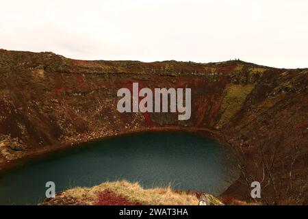 Der Kerid ist ein kleiner vulkanischer Krater Islands, dessen Boden von einem See besetzt ist Stockfoto