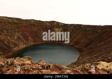 Der Kerid ist ein kleiner vulkanischer Krater Islands, dessen Boden von einem See besetzt ist Stockfoto