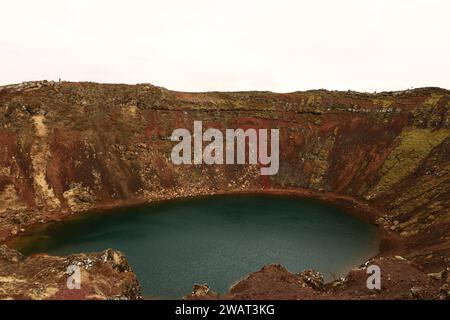 Der Kerid ist ein kleiner vulkanischer Krater Islands, dessen Boden von einem See besetzt ist Stockfoto