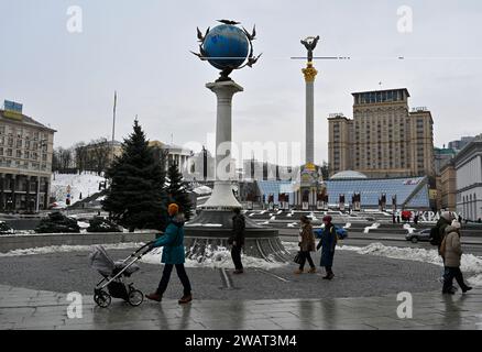 Kiew, Ukraine. Januar 2024. Menschen, die auf dem zentralen Unabhängigkeitsplatz von Kiew neben einem Denkmal zu Fuß gesehen wurden. (Credit Image: © Sergei Chuzavkov/SOPA Images via ZUMA Press Wire) NUR REDAKTIONELLE VERWENDUNG! Nicht für kommerzielle ZWECKE! Stockfoto