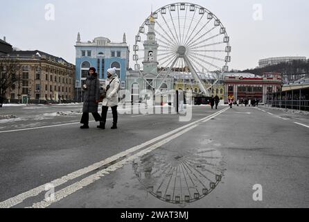 Kiew, Ukraine. Januar 2024. Menschen, die auf dem zentralen Unabhängigkeitsplatz von Kiew zu Fuß gesehen wurden. (Credit Image: © Sergei Chuzavkov/SOPA Images via ZUMA Press Wire) NUR REDAKTIONELLE VERWENDUNG! Nicht für kommerzielle ZWECKE! Stockfoto